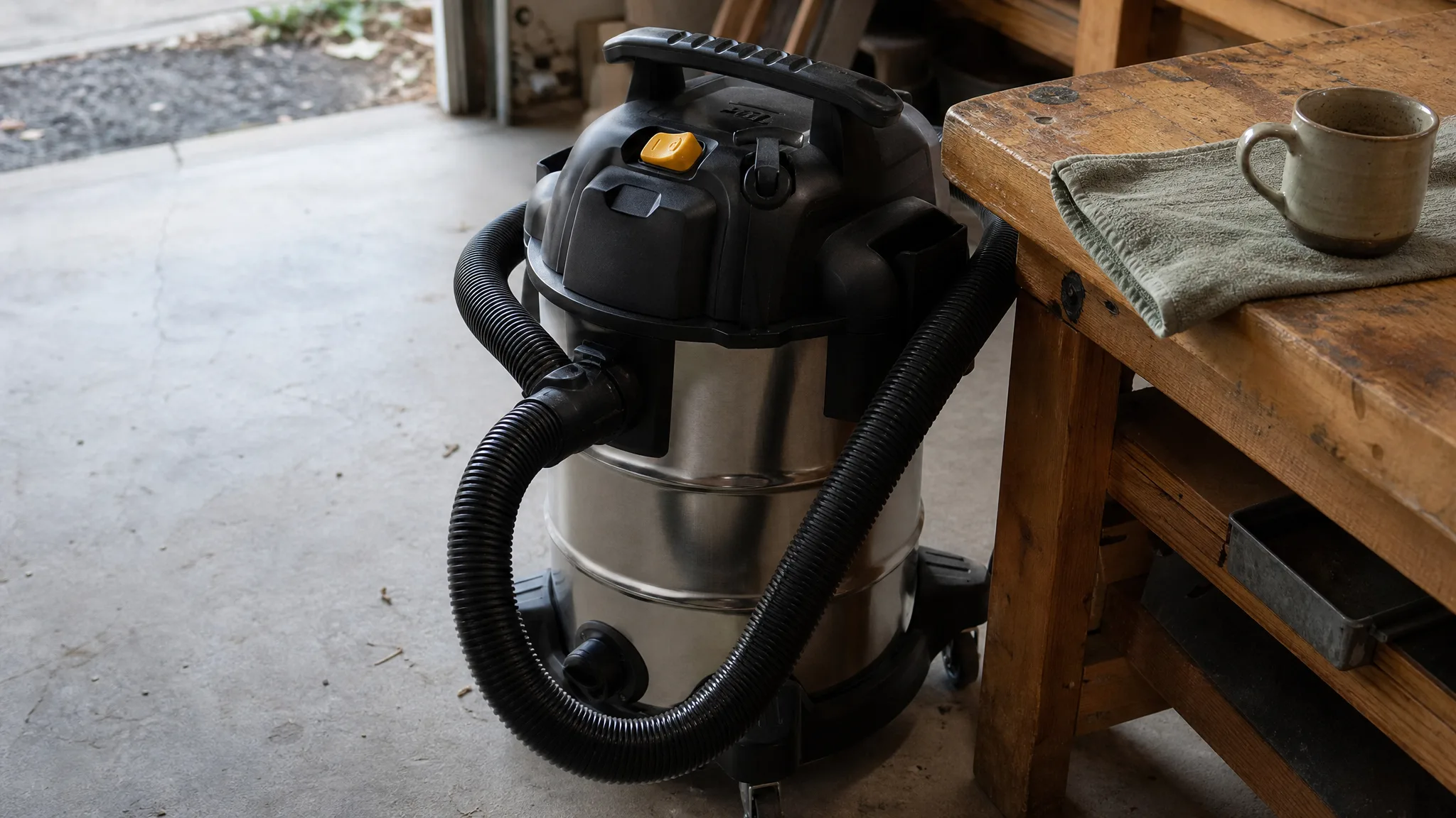 DEWALT DXV08S Review: 8-Gallon Wet/Dry Vac Tested on Hard Floors